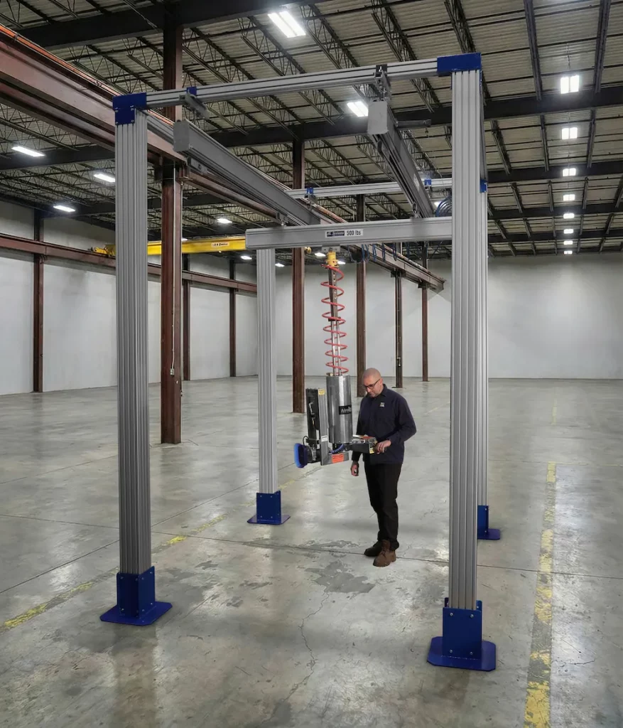 Workstation crane (AL SYSTEM™) in an empty warehouse with operator